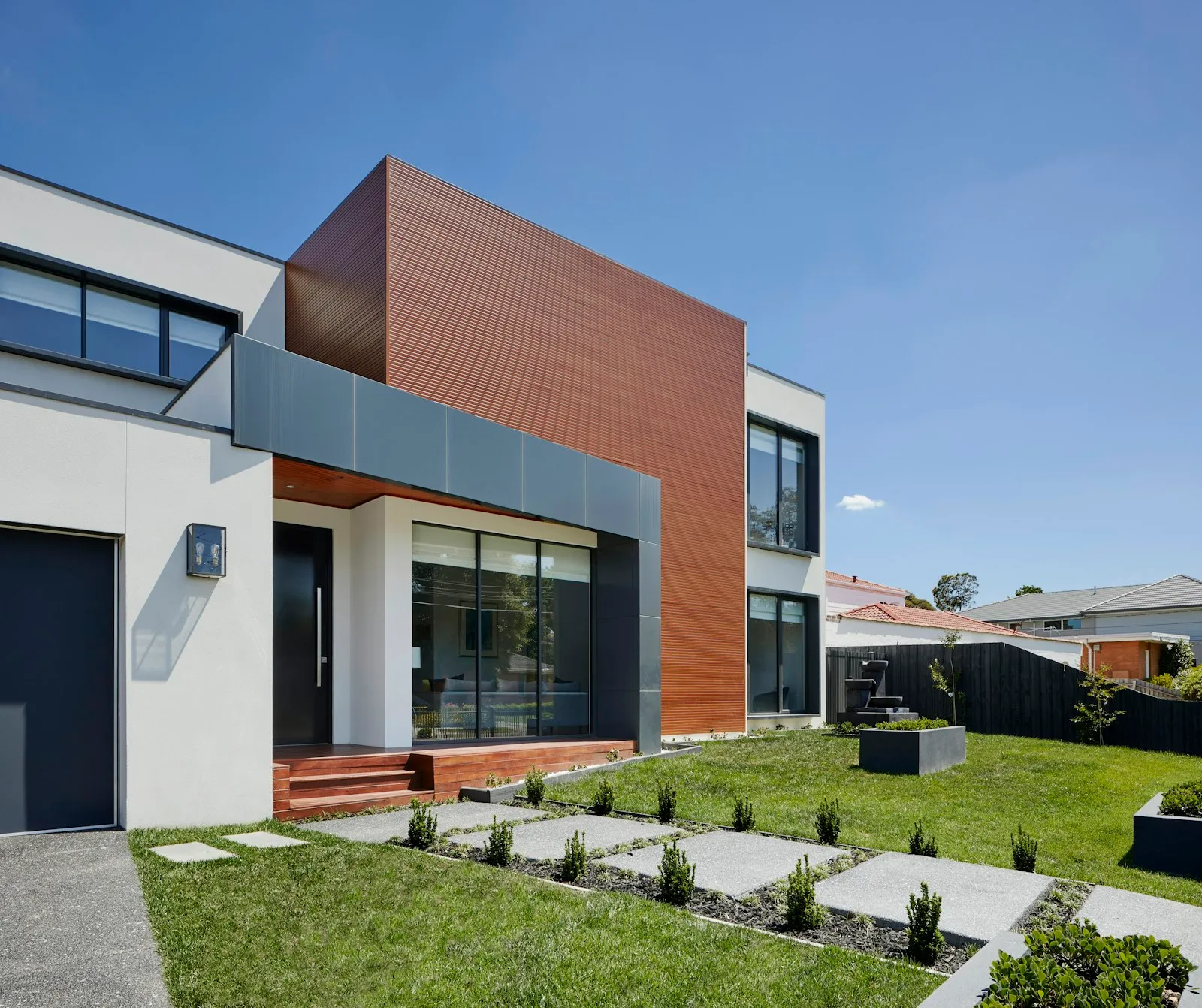 Fachada de una casa contemporánea con madera