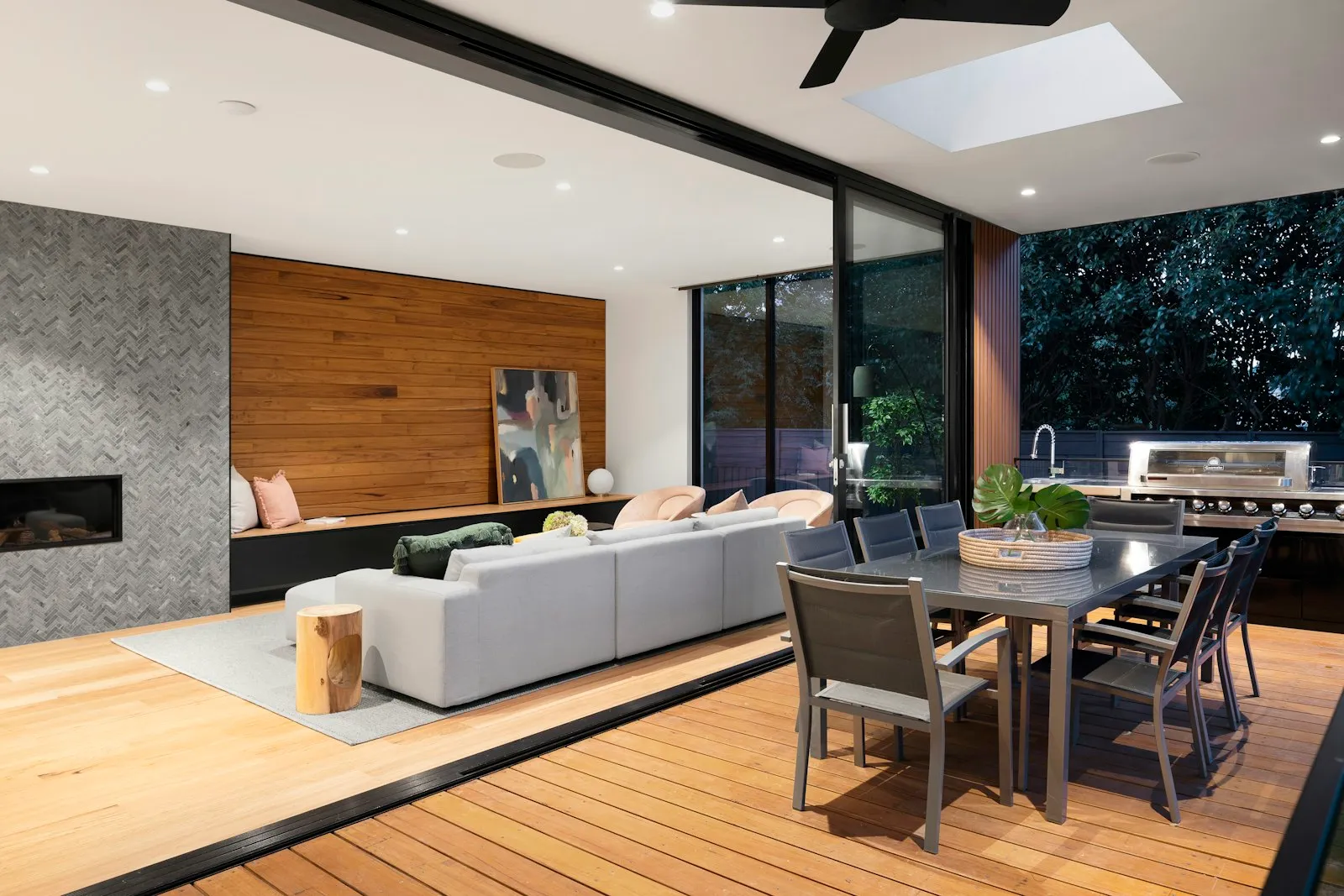 Galería exterior con plantas
