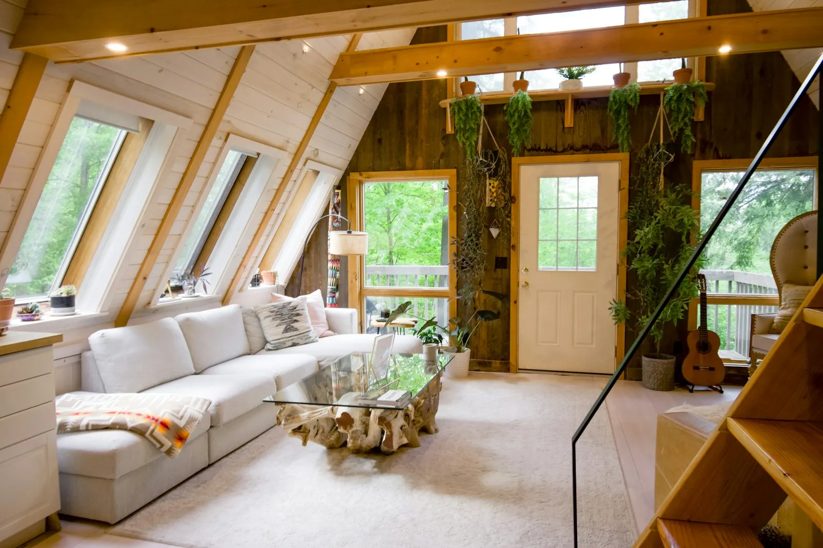 Interior de madera luminoso con muchas plantas